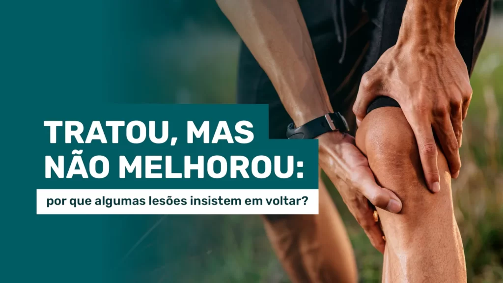 duas mãos segurando o joelho com dor