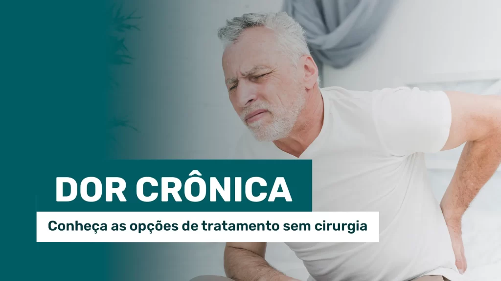 Homem de terceira idade demonstrando dor e mão nas costas